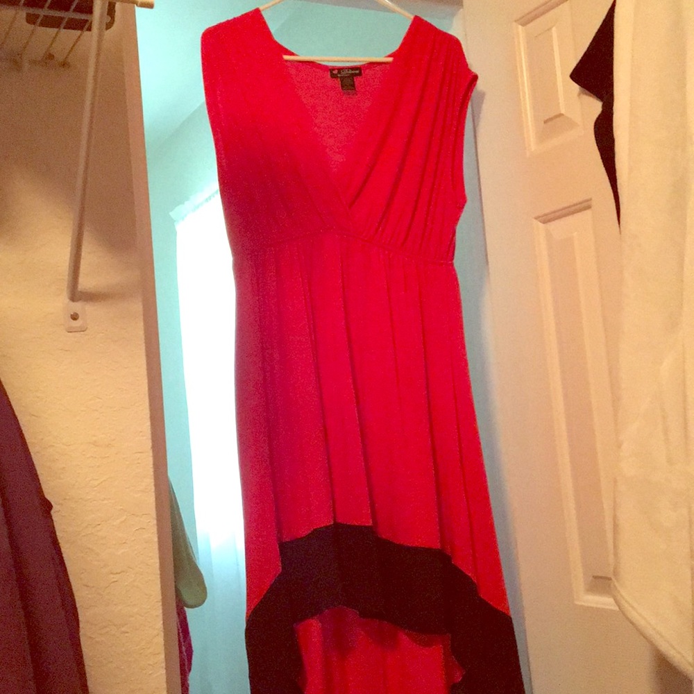 💗 Coral hi-lo dress with black trim.